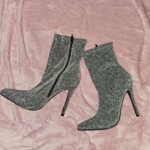 Womens sparkling silver point toe heeled boot size 9